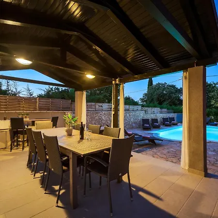Casa de Férias In Perci With Outdoor Swimming Pool